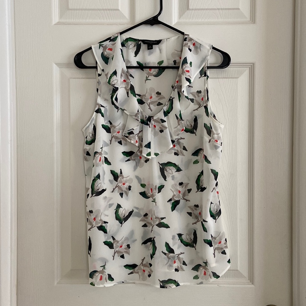 Sleeveless blouse, with ruffle neckline, flowered pattern.